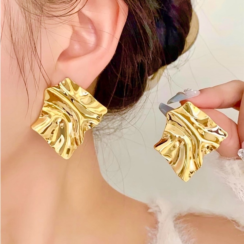 NEW Gold Wavy Post Back Earrings